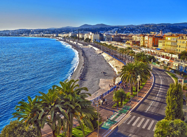 Toàn cảnh đại lộ Promenade des Anglais tại Nice Pháp ven biển Địa Trung Hải xanh ngọc